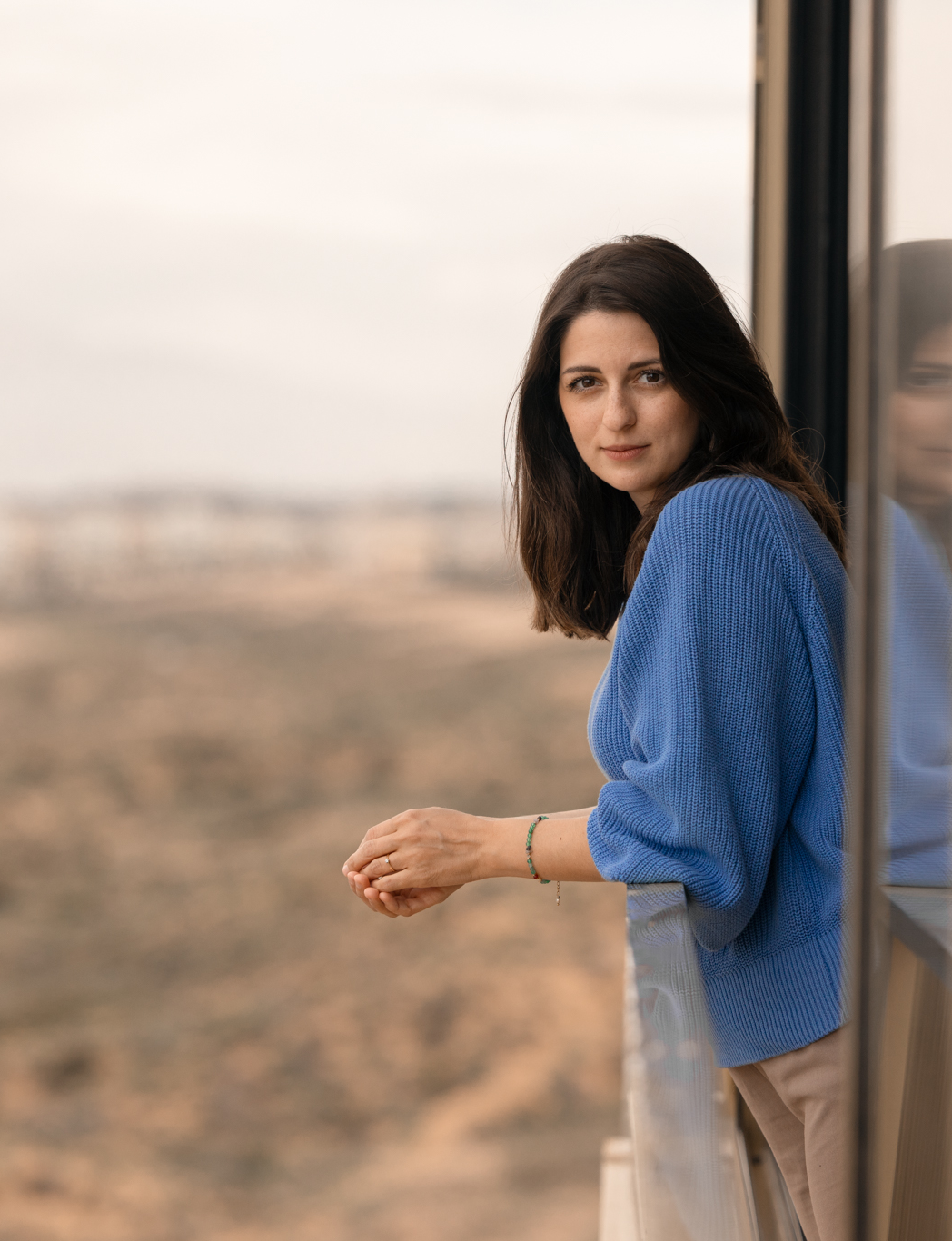 Kobieta pracująca pewnie przy komputerze